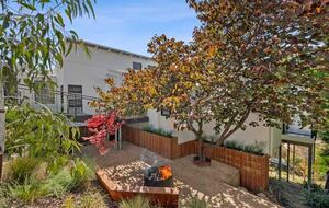 Elegant Light-Filled Residence with Scenic Views in Belmont - Geelong, Australia