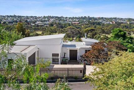 Elegant Light-Filled Residence with Scenic Views in Belmont - Geelong, Australia