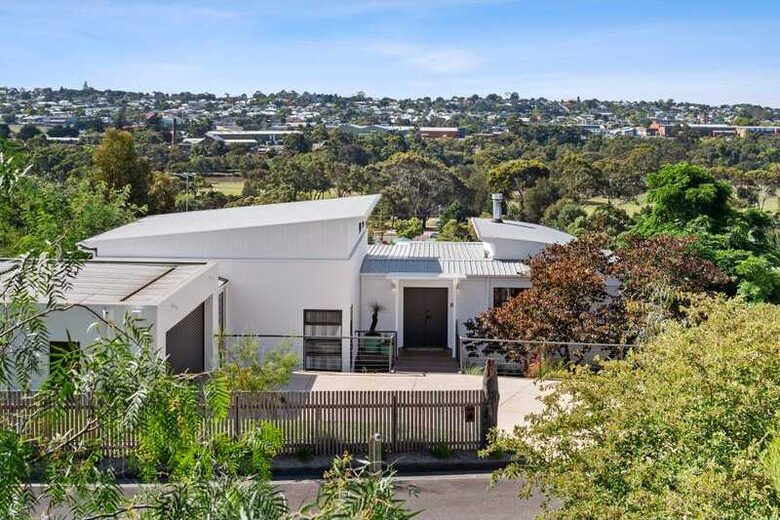 Elegant Light-Filled Residence with Scenic Views in Belmont - Geelong, Australia