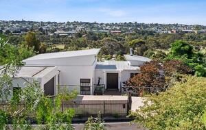 Elegant Light-Filled Residence with Scenic Views in Belmont - Geelong, Australia