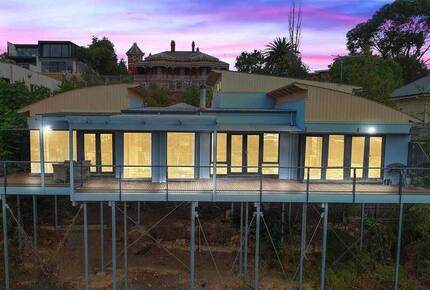 Elegant Light-Filled Residence with Scenic Views in Belmont - Geelong, Australia