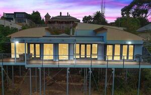 Elegant Light-Filled Residence with Scenic Views in Belmont - Geelong, Australia
