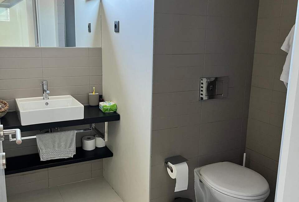 Skyline Serenity | A Contemporary Porto Townhouse - Porto, Portugal