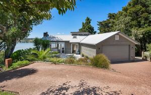 Matakana Haven with Panoramic Sea Views - Matakana, New Zealand