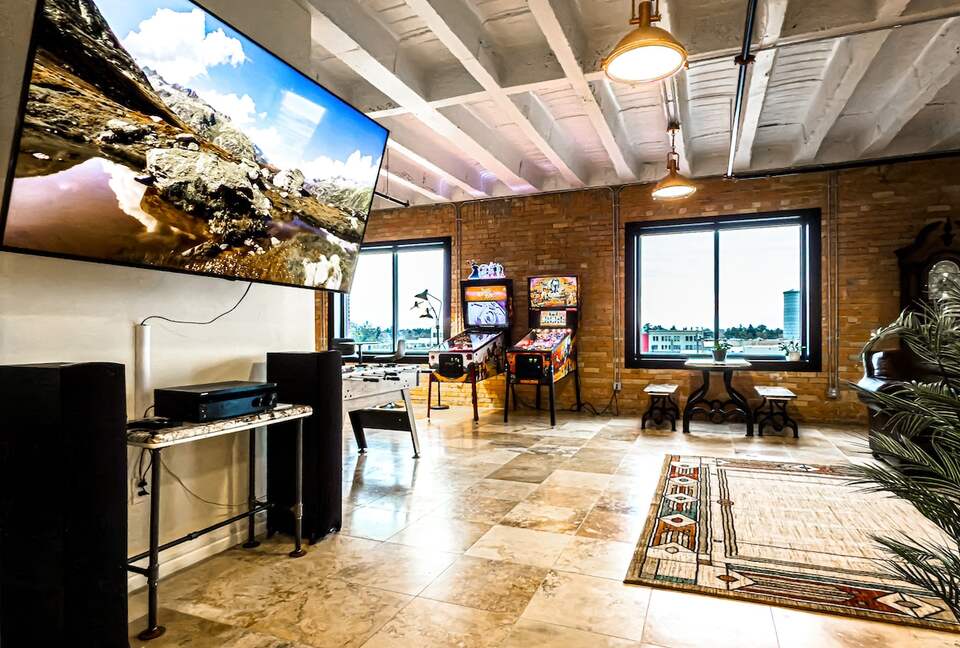 Downtown Idaho Falls Penthouse w/ in-suite Arcade, Pool Table, Sauna & 4DMassage Chair - Idaho Falls, Idaho