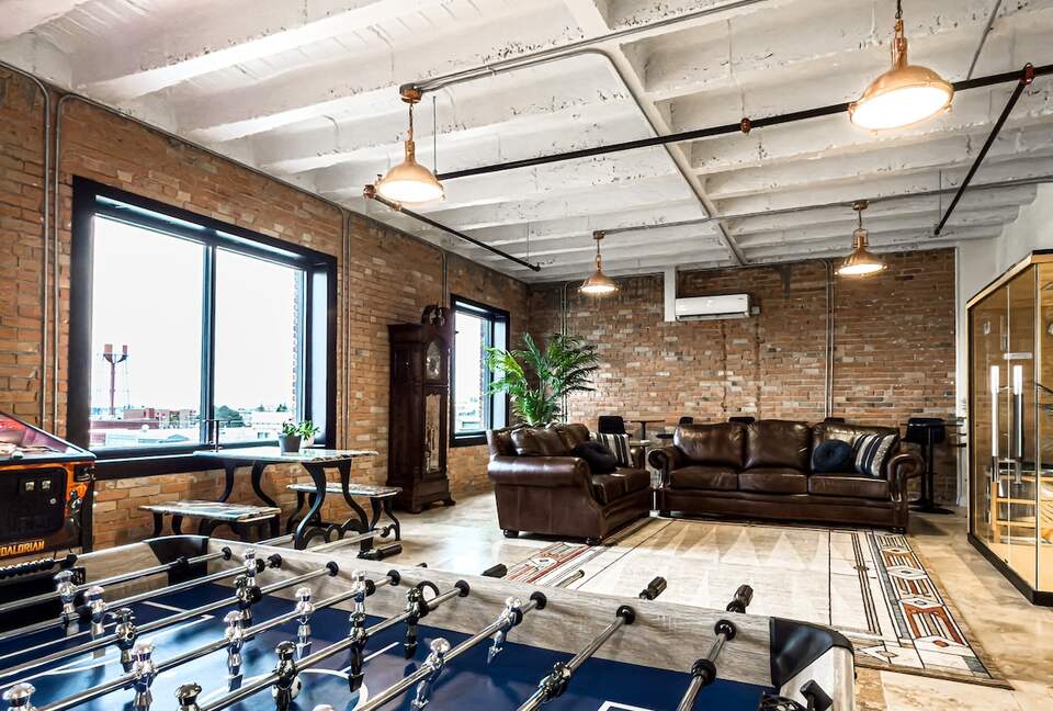 Downtown Idaho Falls Penthouse w/ in-suite Arcade, Pool Table, Sauna & 4DMassage Chair - Idaho Falls, Idaho