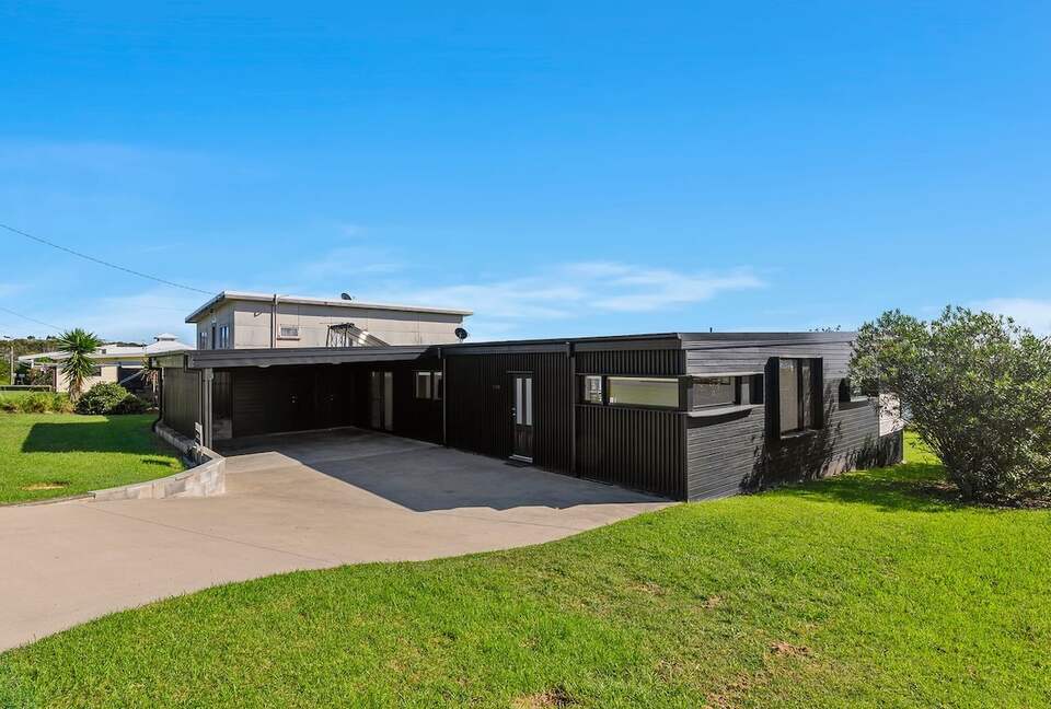 Endless Horizon | A Sophisticated Beachfront Retreat - Arrawarra Headland, Australia