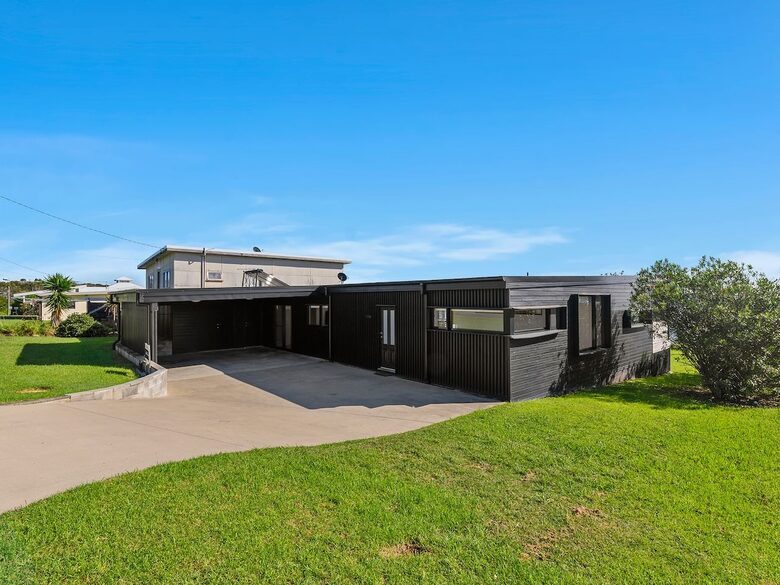 Endless Horizon | A Sophisticated Beachfront Retreat - Arrawarra Headland, Australia