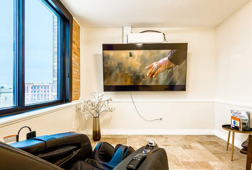 Downtown Idaho Falls Penthouse w/ in-suite Arcade, Pool Table, Sauna & 4DMassage Chair - Idaho Falls, Idaho