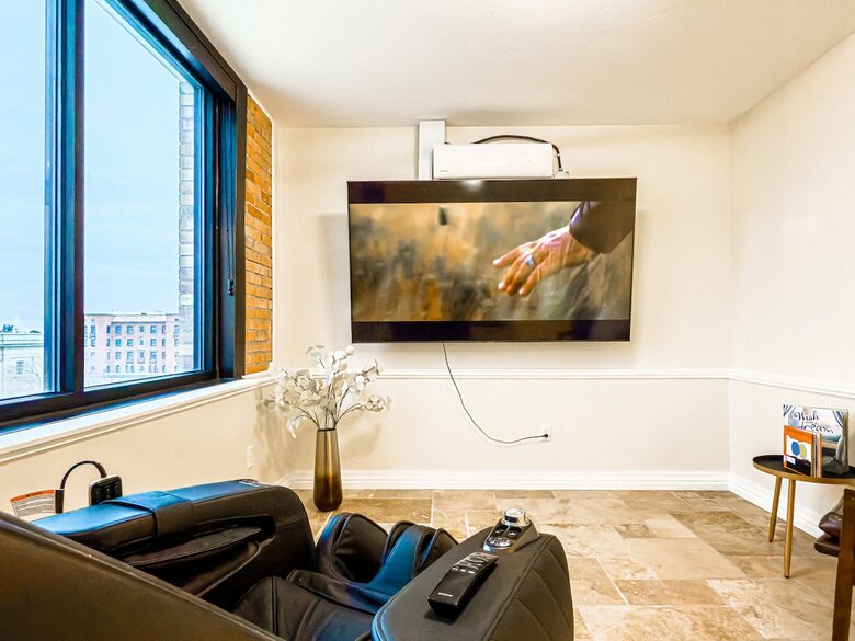 Downtown Idaho Falls Penthouse w/ in-suite Arcade, Pool Table, Sauna & 4DMassage Chair - Idaho Falls, Idaho