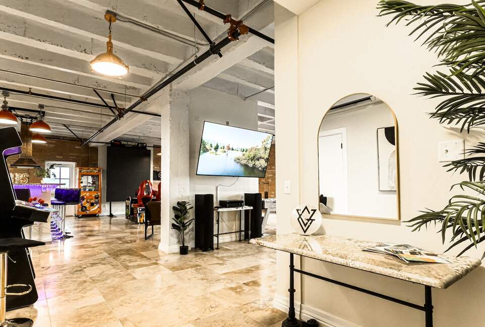 Downtown Idaho Falls Penthouse w/ in-suite Arcade, Pool Table, Sauna & 4DMassage Chair - Idaho Falls, Idaho