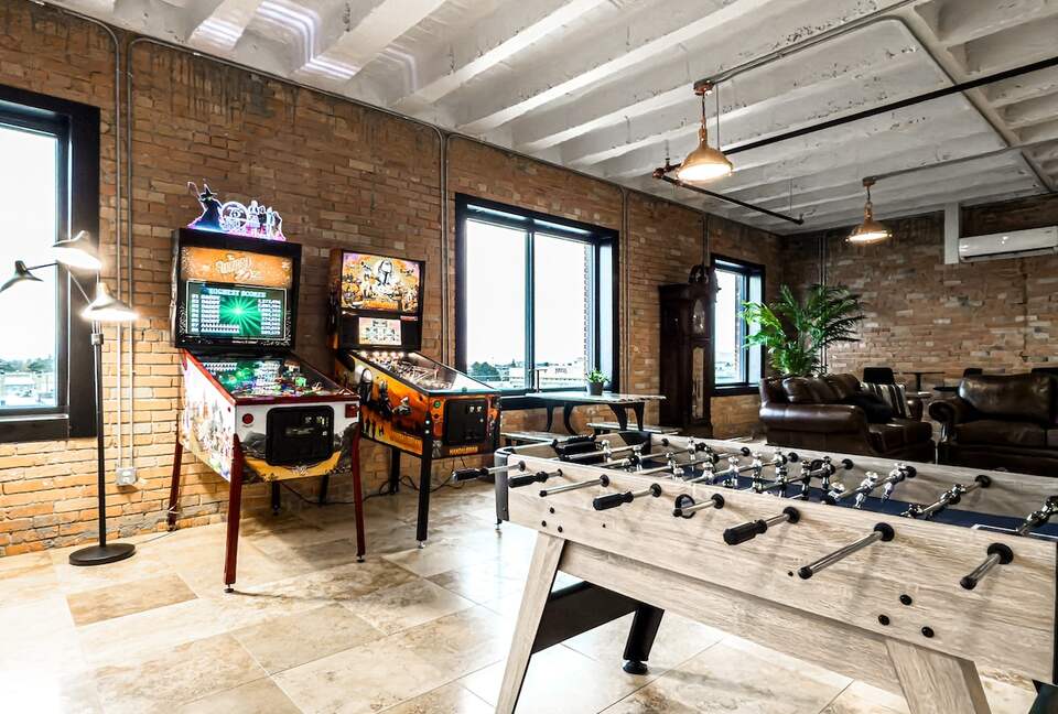 Downtown Idaho Falls Penthouse w/ in-suite Arcade, Pool Table, Sauna & 4DMassage Chair - Idaho Falls, Idaho
