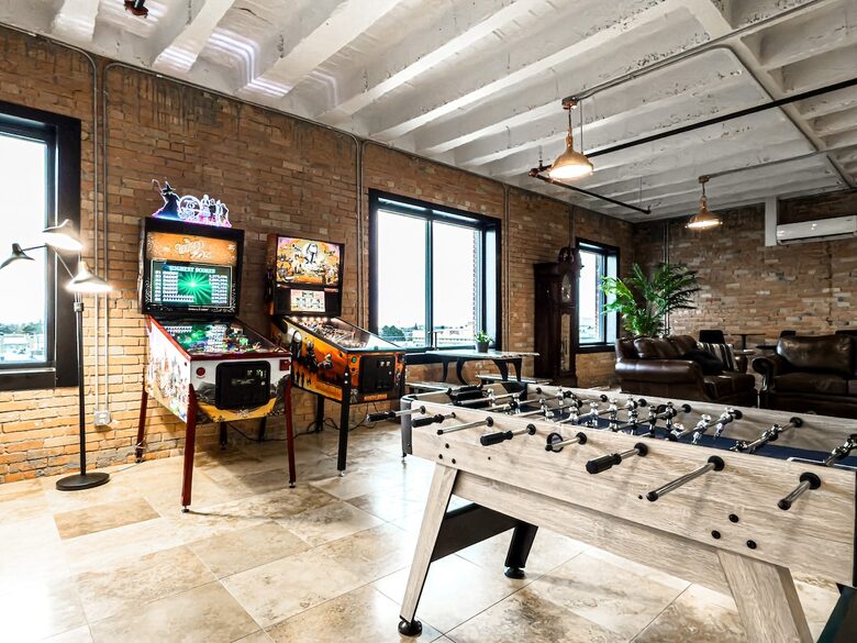 Downtown Idaho Falls Penthouse w/ in-suite Arcade, Pool Table, Sauna & 4DMassage Chair - Idaho Falls, Idaho