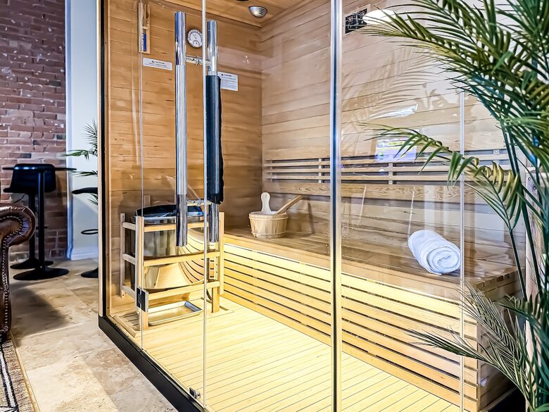 Downtown Idaho Falls Penthouse w/ in-suite Arcade, Pool Table, Sauna & 4DMassage Chair - Idaho Falls, Idaho