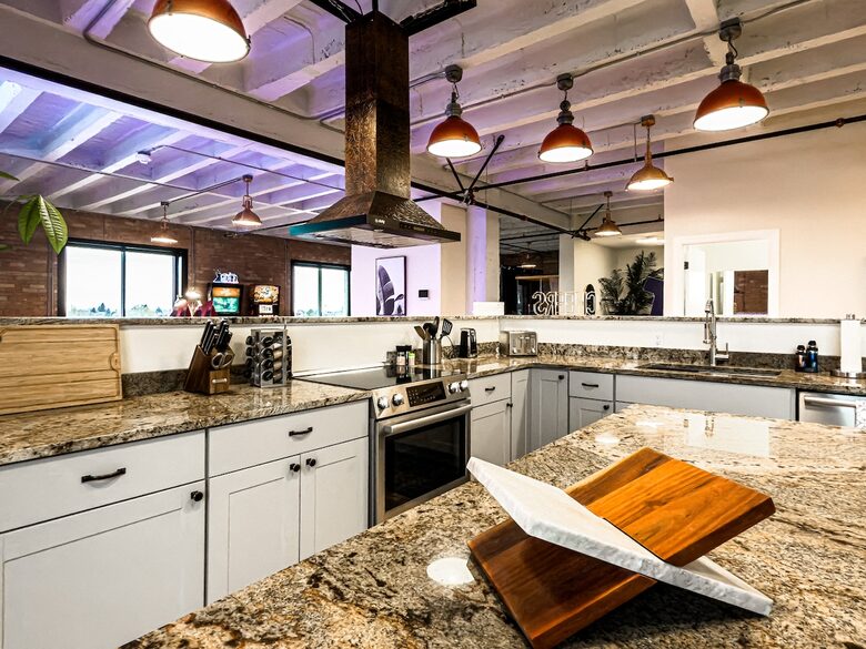 Downtown Idaho Falls Penthouse w/ in-suite Arcade, Pool Table, Sauna & 4DMassage Chair - Idaho Falls, Idaho