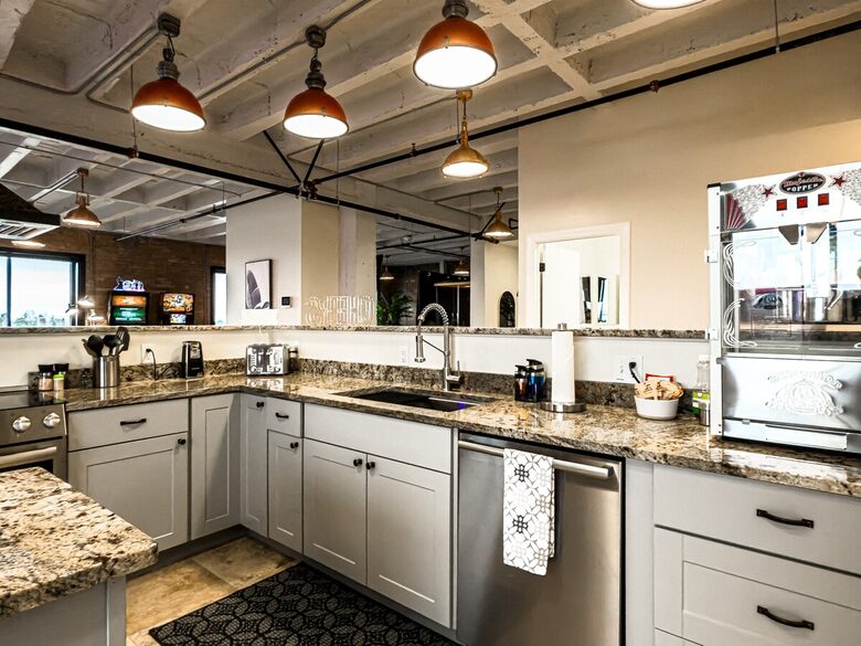 Downtown Idaho Falls Penthouse w/ in-suite Arcade, Pool Table, Sauna & 4DMassage Chair - Idaho Falls, Idaho