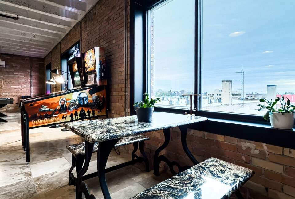 Downtown Idaho Falls Penthouse w/ in-suite Arcade, Pool Table, Sauna & 4DMassage Chair - Idaho Falls, Idaho