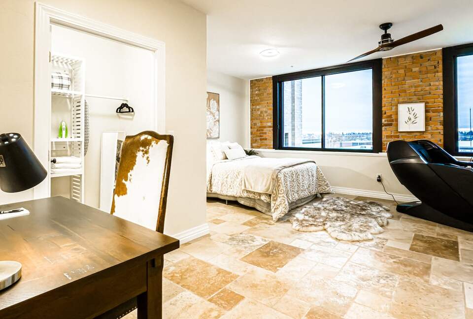 Downtown Idaho Falls Penthouse w/ in-suite Arcade, Pool Table, Sauna & 4DMassage Chair - Idaho Falls, Idaho