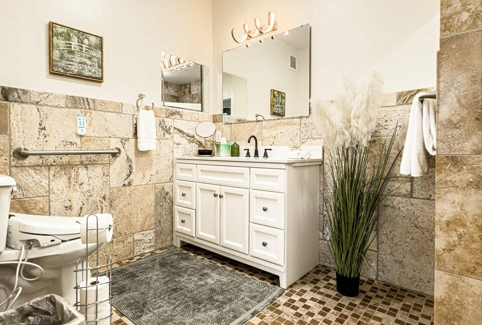 Downtown Idaho Falls Penthouse w/ in-suite Arcade, Pool Table, Sauna & 4DMassage Chair - Idaho Falls, Idaho