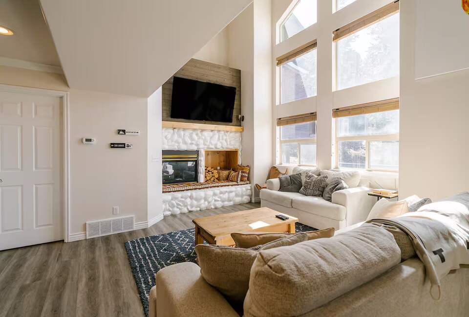 The Powder Haus | Ski-In, Ski-Out Luxury with Year-Round Adventure - Eden, Utah