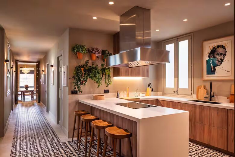 Barcelona 6 Bedroom Flat in L'Eixample - Barcelona, Spain