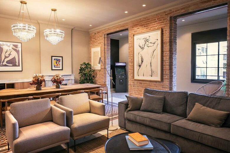 Barcelona 6 Bedroom Flat in L'Eixample - Barcelona, Spain