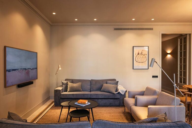 Barcelona 6 Bedroom Flat in L'Eixample - Barcelona, Spain