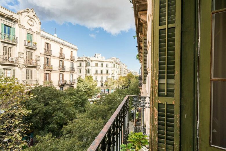 Barcelona 6 Bedroom Flat in L'Eixample - Barcelona, Spain