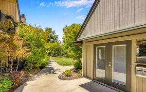 Serene Elegance in the Heart of Healdsburg - Healdsburg, California