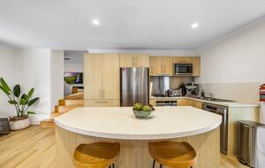 Tranquil Designer Escape with Poolside Elegance - Noosaville, Australia