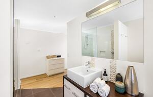 Tranquil Designer Escape with Poolside Elegance - Noosaville, Australia