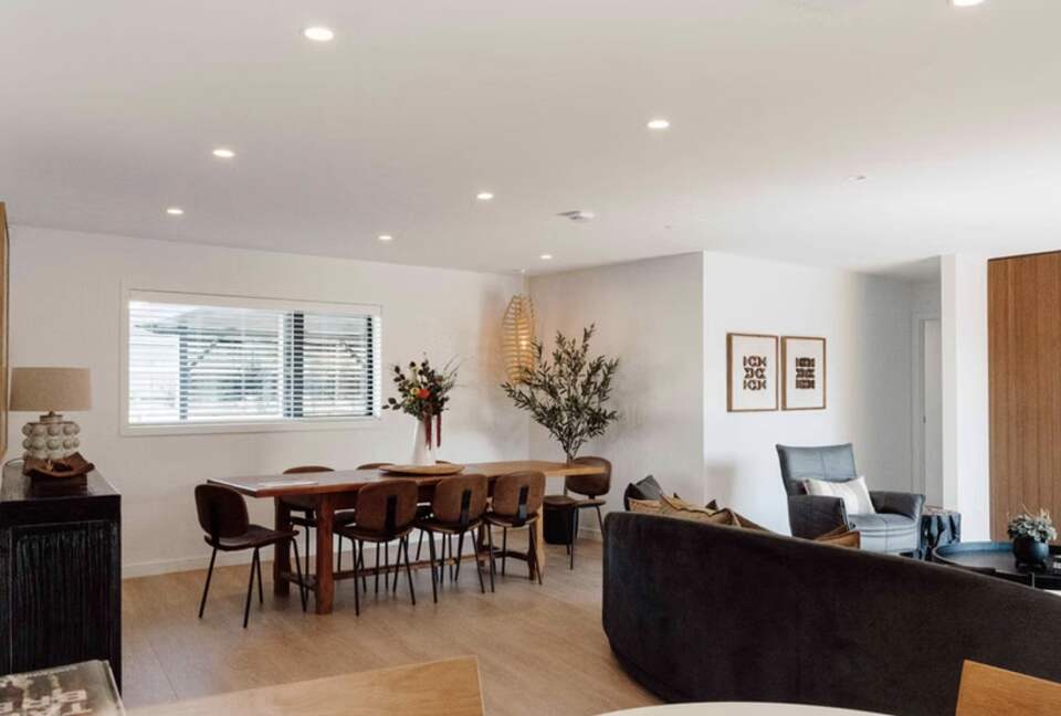 Dining and gathering zone