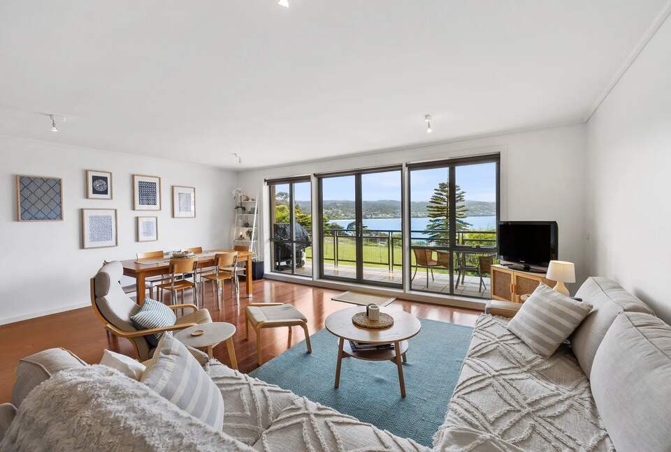 Oceanview Elegance by the Pier - Lorne, Australia