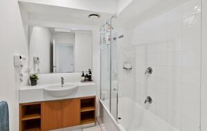 Oceanview Elegance by the Pier - Lorne, Australia