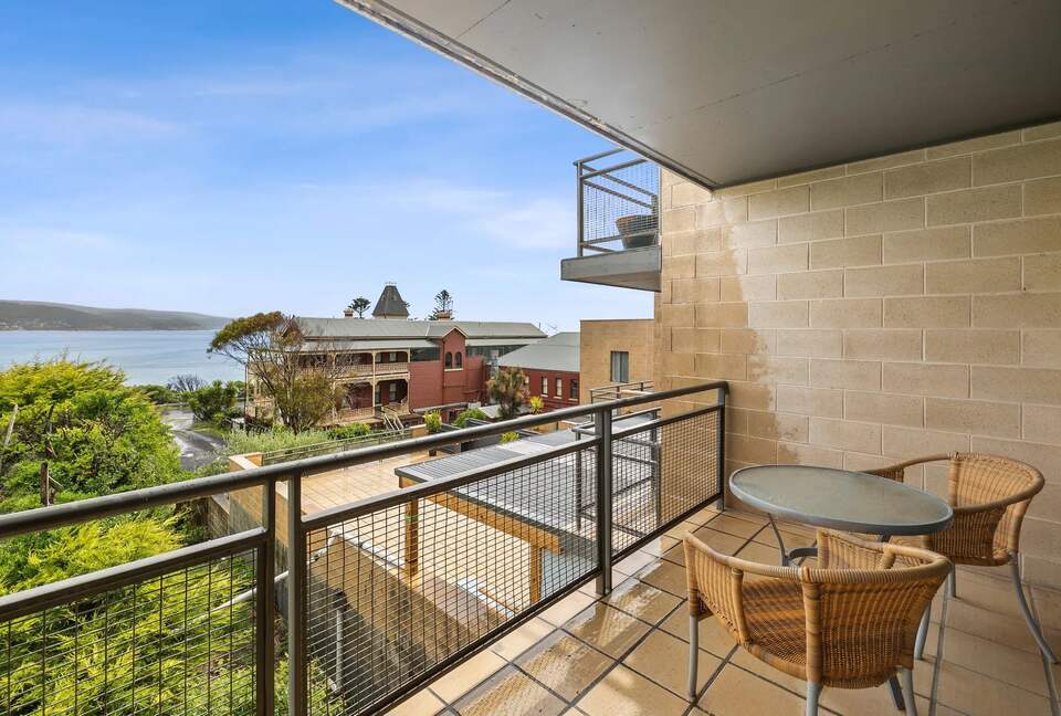 Oceanview Elegance by the Pier - Lorne, Australia