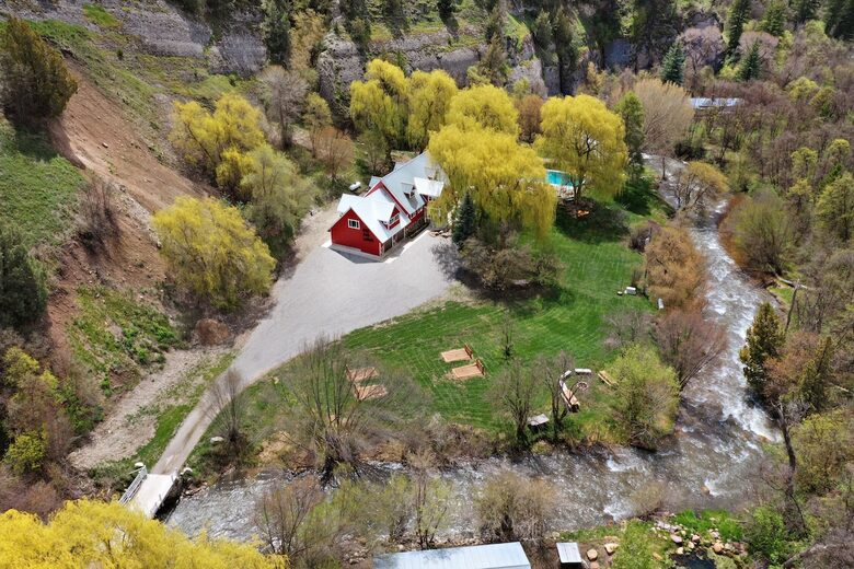 Spacious Canyon Lodge with Private Pool & Deck - Preston, Idaho