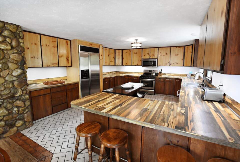 Spacious Canyon Lodge with Private Pool & Deck - Preston, Idaho