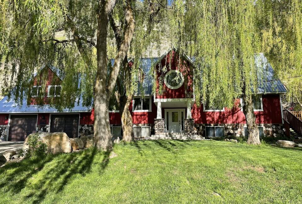 Spacious Canyon Lodge with Private Pool & Deck - Preston, Idaho