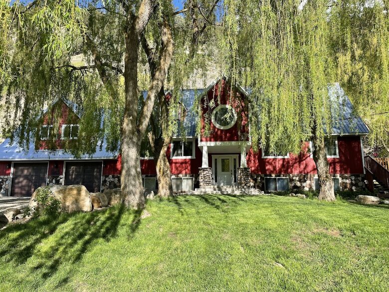Spacious Canyon Lodge with Private Pool & Deck - Preston, Idaho