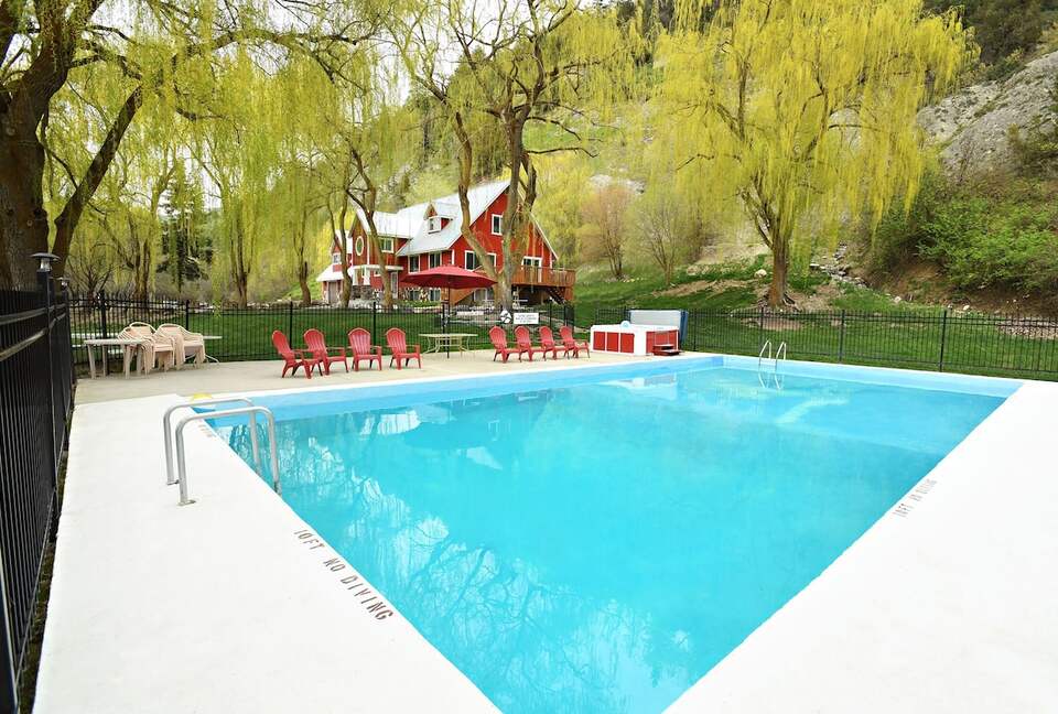 Spacious Canyon Lodge with Private Pool & Deck - Preston, Idaho
