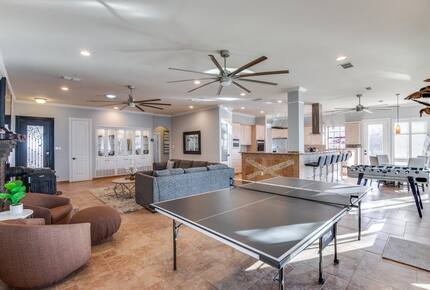 Refined Escape on Lake Lewisville - Oak Point, Texas