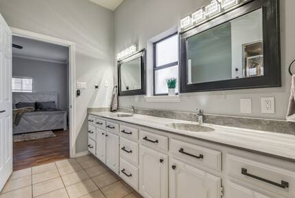 Refined Escape on Lake Lewisville - Oak Point, Texas