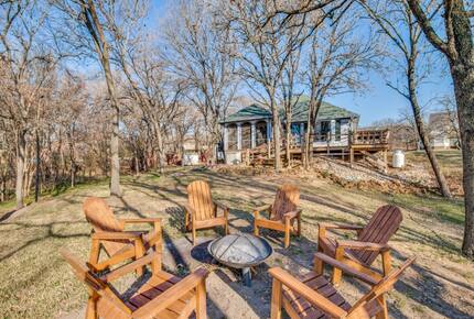 Refined Escape on Lake Lewisville - Oak Point, Texas