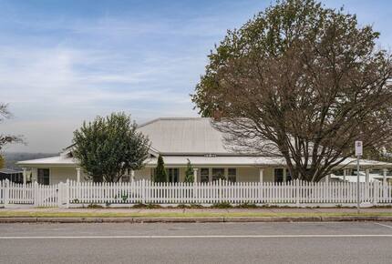 Elegant 1930's Revival in the Alpine Valleys - Tawonga, Australia