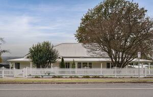 Elegant 1930's Revival in the Alpine Valleys - Tawonga, Australia