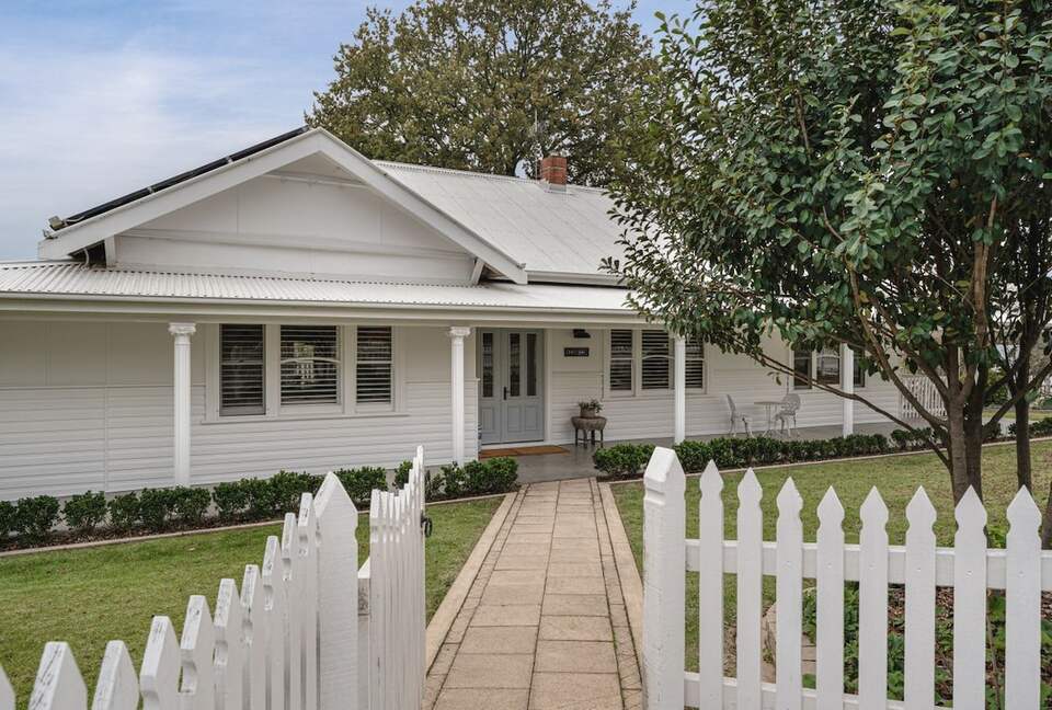 Elegant 1930's Revival in the Alpine Valleys - Tawonga, Australia