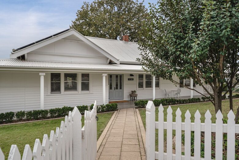 Elegant 1930's Revival in the Alpine Valleys - Tawonga, Australia