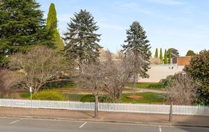 Elegant 1880s Terrace Overlooking Corbett Gardens - Bowral, Australia