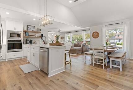 Wesley Oaks Charmer with Golf Cart and Garden Sanctuary - St. Simons Island, Georgia