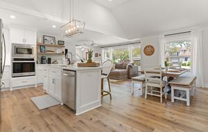 Wesley Oaks Charmer with Golf Cart and Garden Sanctuary - St. Simons Island, Georgia